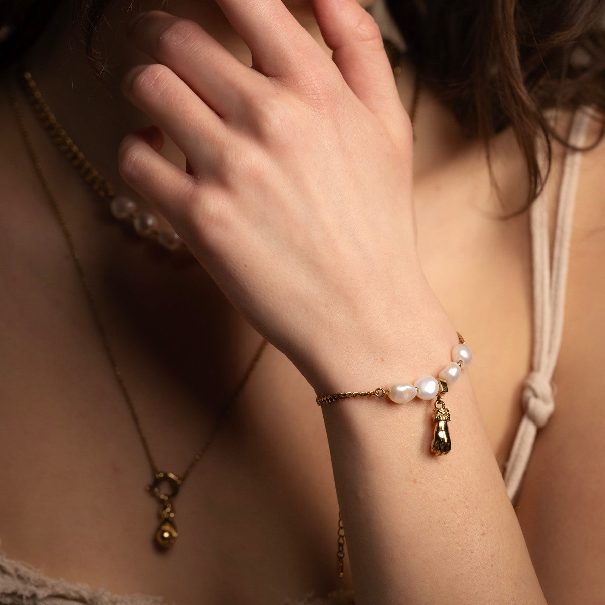 La Main golden Pearl Bracelet